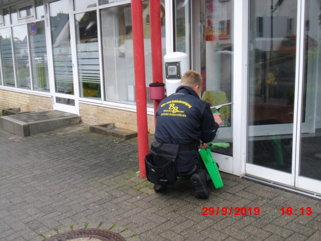 z.B Glasreinigung am Kindergarten
